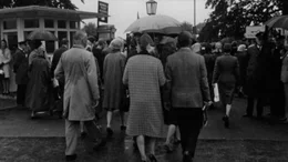 Beim Tennisturnier im englischen Wimbledon ist das Publikum auf Regen eingestellt.