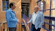 Trotz ambitionierter Klimaziele und moderner Werbeversprechen bleibt die Umweltbilanz vielfach problematisch. Experten sprechen von Greenwashing und kritisieren den Einsatz klimaschädlicher Treibstoffe sowie unzureichende Maßnahmen zur Emissionsreduzierung. Auch die Arbeitsbedingungen an Bord werden beleuchtet: Niedrige Löhne, lange Arbeitszeiten und die Praxis der sogenannten Ausflaggung ermöglichen es Unternehmen, Kosten zu sparen – oft zu Lasten der Crew. Trotz ambitionierter Klimaziele und moderner Werbeversprechen bleibt die Umweltbilanz vielfach problematisch. Experten sprechen von Greenwashing und kritisieren den Einsatz klimaschädlicher Treibstoffe sowie unzureichende Maßnahmen zur Emissionsreduzierung. Auch die Arbeitsbedingungen an Bord werden beleuchtet: Niedrige Löhne, lange Arbeitszeiten und die Praxis der sogenannten Ausflaggung ermöglichen es Unternehmen, Kosten zu sparen – oft zu Lasten der Crew.