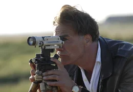 Der Ingenieur Anton Brunner (Klaus J. Behrendt) muss auf der Insel einige Untersuchungen anstellen.
