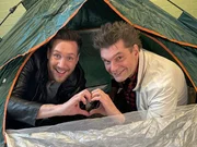 Camping mal anders: Sven Kroll (li.) und Lutz van der Horst (re.) erkunden einen Ferienpark in Holland &ndash; und suchen noch nach dem perfekten Schlafplatz.