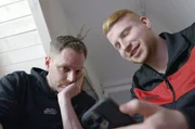 Vincent zeigt „Rabiat“-Reporter Christoph Kürbel ein Video eines seiner Mobbing-Opfer. Vincent zeigt „Rabiat“-Reporter Christoph Kürbel ein Video eines seiner Mobbing-Opfer.