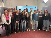 Die Mitglieder eines Jugendrates präsentieren zusammen mit Expertinnen der Uni Marburg "PUR+"-Moderator Eric Mayer die Ergebnisse ihrer Umfrage. Sie wollen herausfinden, wie es Kindern und Jugendlichen geht, wenn sie weniger Zeit an ihren Bildschirmen verbringen. Fr. Prof. Dr. Silvia Schneider ordnet dabei fachlich ein. Die Mitglieder eines Jugendrates präsentieren zusammen mit Expertinnen der Uni Marburg "PUR+"-Moderator Eric Mayer die Ergebnisse ihrer Umfrage. Sie wollen herausfinden, wie es Kindern und Jugendlichen geht, wenn sie weniger Zeit an ihren Bildschirmen verbringen. Fr. Prof. Dr. Silvia Schneider ordnet dabei fachlich ein.