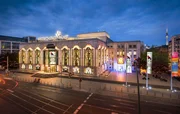 Der Friedrichstadt-Palast in Berlin ist seit &uuml;ber 100 Jahren ein Zentrum der Unterhaltung &ndash; von den Goldenen 1920er Jahren &uuml;ber den Zweiten Weltkrieg bis zur DDR-Zeit.