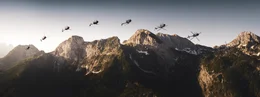 Die Flying Bulls BO 105 C ist am 17. Juni 2021 in der N&auml;he von Salzburg, &Ouml;sterreich, zu sehen.