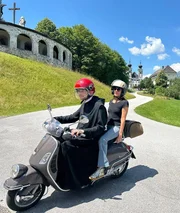 Pater Prior Maximilian Schieferm&uuml;ller ist passionierter Vespafahrer &ndash; hier eine Spritztour mit Redakteurin Gundi Lamprecht.