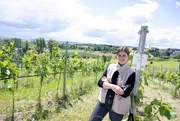 Eigentlich ist die Eifel klassisches "Bier"-Land. Umso erstaunlicher ist es, dass in Heimbach jetzt Wein angebaut wird. Lisa (Foto) und ihr Mann Markus Sch&auml;fer haben vor wenigen Jahren die Landwirtschaft am Rittergut Vlatten &uuml;bernommen, und das mit jeder Menge frischer Ideen.