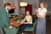 Julian (Onno Bu&szlig;) und Johanna (Charlott Reschke, r.) erkennen, dass Matilda (Anna-Katharina Fecher) Erik noch nicht vergessen kann.