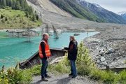 Barbara L&uuml;thi (r.) und Lukas Kalbermatten (l.) in Blatten