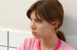 Marie (Pauline Acquart) wartet auf ihre Freundin Floriane.