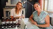 In Aix en Provence belegt Tamina Kallert (l.) einen Parfum-Workshop bei Magali Fleurquin-Bonnard. In Aix en Provence belegt Tamina Kallert (l.) einen Parfum-Workshop bei Magali Fleurquin-Bonnard.