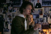 Jake Adelstein (Ansel Elgort, l.); Samantha (Rachel Keller, r.)