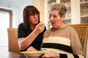 Vor sieben Jahren erhielt Renate Walczak (rechts) ihre Demenzdiagnose. Seitdem ist sie auf die Unterstützung ihrer Tochter Sandra angewiesen. Vor sieben Jahren erhielt Renate Walczak (rechts) ihre Demenzdiagnose. Seitdem ist sie auf die Unterstützung ihrer Tochter Sandra angewiesen.