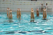 Die Kunstschwimmerinnen f&uuml;hren eine Choreografie durch.