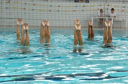 Die Kunstschwimmerinnen f&uuml;hren eine Choreografie durch.