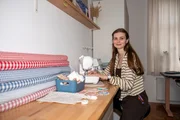 Anna Hörster hat sich mit der Herstellung medizinischer Hilfsmittel für Ernährungssonden, Blasenkatheter und Ports selbständig gemacht. Anna Hörster hat sich mit der Herstellung medizinischer Hilfsmittel für Ernährungssonden, Blasenkatheter und Ports selbständig gemacht.