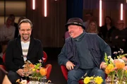 Sie sind die Lieblinge des Westens: Unsere Stars im WDR Fernsehen! Carolin Kebekus, Jan Josef Liefers (Foto, l) und Axel Prahl (Foto, r), Sven Plöger, Yvonne Willicks, Björn Freitag, Tamina Kallert und Marie-Luise Marjan. Sie alle treffen in nur einer Sendung aufeinander - und zwar in unserem neuen "Kölner Treff Best of". Beste Unterhaltung mit Ausschnitten aus Gesprächen vergangener "Kölner Treff"-Ausgaben, die geführt wurden mit Susan Link, Micky Beisenherz und Bettina Böttinger. Sie sind die Lieblinge des Westens: Unsere Stars im WDR Fernsehen! Carolin Kebekus, Jan Josef Liefers (Foto, l) und Axel Prahl (Foto, r), Sven Plöger, Yvonne Willicks, Björn Freitag, Tamina Kallert und Marie-Luise Marjan. Sie alle treffen in nur einer Sendung aufeinander - und zwar in unserem neuen "Kölner Treff Best of". Beste Unterhaltung mit Ausschnitten aus Gesprächen vergangener "Kölner Treff"-Ausgaben, die geführt wurden mit Susan Link, Micky Beisenherz und Bettina Böttinger.