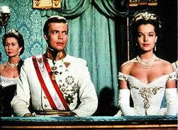 Sissi (Romy Schneider) und Franz Josef (Karlheinz B&ouml;hm) besuchen die Mail&auml;nder Scala.