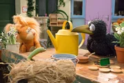 Ella (Anna Menzel) und Rudi (Lennart Morgenstern) sind gespannt: Wird Lotti (Heide Evers) die sch&ouml;ne, gelbe Gie&szlig;kanne als neues Zuhause gefallen?