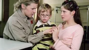 Als Anemone (Lisa H&ouml;fling, re.) und Olli (Paul Maximilian Sch&uuml;ller) sie besuchen kommen, ist Teresa (Nicole Ernst) fassungslos: Ihre Kinder stecken in teuren, hippen Markenklamotten und waren beim Friseur. Anemone merkt an Teresas Blick, dass sie sich nicht mit ihnen freuen kann.
