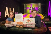 Schon wieder Pizza? Clarissa und Ralph fragen sich, warum wir eigentlich essen müssen und was Gesundheit mit gutem Essen zu tun hat. Schon wieder Pizza? Clarissa und Ralph fragen sich, warum wir eigentlich essen müssen und was Gesundheit mit gutem Essen zu tun hat.