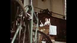 Rennr&auml;der selbst vor dem Altar.