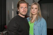Jessica (Nina Ensmann) kann sich mit ihren Gedanken kaum auf Philip (J&ouml;rn Schl&ouml;nvoigt) einlassen.