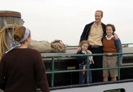 Johanna (Aglaia Szyszkowitz, li.) verabschiedet ihren Mann Ole (Stephan Kampwirth) und ihre beiden Kinder Verena (Emily-Dorothea Linow) und Knut (Lukas Kieback).