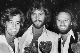 Robin, Barry und Maurice Gibb (v.l.) &ndash; der Bandname Bee Gees ergab sich zuerst lautmalerisch aus ''The B G's'', womit die ''Brothers Gibb'' gemeint waren.
