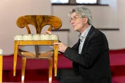 Diese Stühle wurden mit einem Leim aus Rinderhäuten geklebt. Experte für Möbel: Eberhard Roller (Restaurator, Eberswalde). Diese Stühle wurden mit einem Leim aus Rinderhäuten geklebt. Experte für Möbel: Eberhard Roller (Restaurator, Eberswalde).