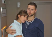 Pia (Isabell Horn) und John (Felix von Jascheroff) trauern um Verena und versuchen sich gegenseitig Halt zu geben.