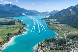Die Flying Bulls Formation (Corsair und zwei Alpha-Jet) f&uuml;hrt am 14. August 2022 einen &Uuml;berflug &uuml;ber den Wolfgangsee in &Ouml;sterreich durch. AirPower 22 Seenrunde.