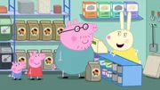 Papa Wutz (2.v.re.) muss einen Sack Zement einkaufen, Peppa (2.v.li.) und Schorsch (li.) begleiten ihn. Papa Wutz (2.v.re.) muss einen Sack Zement einkaufen, Peppa (2.v.li.) und Schorsch (li.) begleiten ihn.
