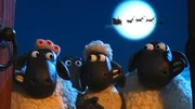 Nachdem der Bauer seine Tiere zu Weihnachten beschert hat, sitzt er selbst im Haus, ganz einsam und verlassen. Der Anblick bricht Bitzer fast das Herz! Shaun beschlie&szlig;t, dem Bauern ein besonderes Weihnachtsgeschenk zu machen. Die ganze Nacht werkeln die Tiere eifrig &ndash; damit der Bauer einen unvergesslichen Weihnachtsmorgen hat.