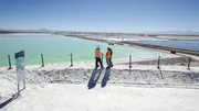 Cornelia Sonnenberg (Links) und Iris Wunderlich (Rechts) von der Au&szlig;enhandelskammer Chile d&uuml;rfen die Lithium-Pools in der Salar de Atacama besuchen. Die hier gewonnene Sole ist bis zu 6% lithiumhaltig und wird dann &uuml;ber hunderte Kilometer weitertransportiert, um dann per Schiff nach China zu gehen.
