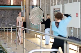 Jana (links) hatte Brustkrebs und musste ihre Br&uuml;ste amputieren lassen. Sie posiert f&uuml;r ein Fotoprojekt.
