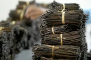 Seit der in den 1960er Jahren erlangten Unabhängigkeit muss Madagaskar seinen Platz auf dem hart umkämpften Vanillemarkt gegenüber synthetisch hergestelltem Vanillin behaupten. Seit der in den 1960er Jahren erlangten Unabhängigkeit muss Madagaskar seinen Platz auf dem hart umkämpften Vanillemarkt gegenüber synthetisch hergestelltem Vanillin behaupten.
