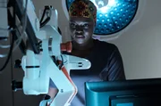 Dr. Okafor (Shaunette Renée Wilson) nutzt die Gelegenheit als eines ihrer größten Idole eingeliefert wird ... Dr. Okafor (Shaunette Renée Wilson) nutzt die Gelegenheit als eines ihrer größten Idole eingeliefert wird ...