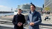 "Markt"-Moderator Jo Hiller und sein Team decken auf, wie die Kundschaft bereits bei der Buchung in Preisfallen tappen kann: vermeintliche Schnäppchen, intransparente Tarife und kurzfristige Preisschwankungen. Auch Zusatzangebote wie Getränkepakete, Landausflüge oder Kabinen-Upgrades entpuppen sich im Test häufig als teure Geschäftsmodelle mit hohem Gewinn für die Reedereien. "Markt"-Moderator Jo Hiller und sein Team decken auf, wie die Kundschaft bereits bei der Buchung in Preisfallen tappen kann: vermeintliche Schnäppchen, intransparente Tarife und kurzfristige Preisschwankungen. Auch Zusatzangebote wie Getränkepakete, Landausflüge oder Kabinen-Upgrades entpuppen sich im Test häufig als teure Geschäftsmodelle mit hohem Gewinn für die Reedereien.