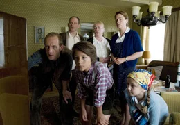Johanna (Aglaia Szyszkowitz, 2.v.re.) schaut sich mit ihrem Mann Ole (Stephan Kampwirth) und ihren beiden Kindern Verena (Emily-Dorothea Linow) und Knut (Lukas Kieback) sowie mit ihren Freunden Ines (Petra Kleinert) und Fiete (Michael Lott, 2.v.li.) die Mondlandung im Fernsehen an.