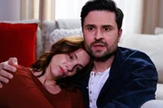 Die verzweifelte Anna (Marie Zielcke) gesteht Paco (Milos Vukovic) unter Tr&auml;nen, die Weigels angelogen zu haben.