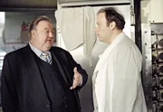 Lothar Häckner (Waldemar Kobus, r.) hat erfahren, dass seine Tochter nicht sein leibliches Kind sein soll. Er bittet seinen alten Freund Gregor Ehrenberg (Dieter Pfaff, l.) um Rat. Lothar Häckner (Waldemar Kobus, r.) hat erfahren, dass seine Tochter nicht sein leibliches Kind sein soll. Er bittet seinen alten Freund Gregor Ehrenberg (Dieter Pfaff, l.) um Rat.