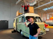 Friso Richter (vorne) besucht mit Lukas Lowack Oldtimer und historische Freizeitfahrzeuge auf dem Campingplatz am Heisterberger Weiher und im Erwin Hymer Museum. Friso Richter (vorne) besucht mit Lukas Lowack Oldtimer und historische Freizeitfahrzeuge auf dem Campingplatz am Heisterberger Weiher und im Erwin Hymer Museum.