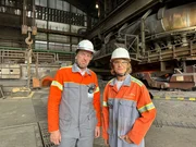 Presenterin Lena Ganschow mit Arbeitsdirektor Michael Hehemann von ArcelorMittal in Bremen vor dem Hochofen, der durch einen Elektrolichtbogen-Ofen ersetzt wird. Presenterin Lena Ganschow mit Arbeitsdirektor Michael Hehemann von ArcelorMittal in Bremen vor dem Hochofen, der durch einen Elektrolichtbogen-Ofen ersetzt wird.