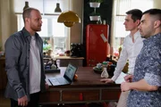 Tobias (Patrick M&uuml;ller, l.) ist &uuml;ber sich selbst erschrocken, weil er Esmas Avancen &uuml;bersehen hat. Rechts Ringo (Timothy Boldt) und Easy (Lars Steinh&ouml;fel, r.)