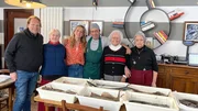 Da haben Björn Freitag (l) und Tamina Kallert (3.v.l.) direkt zweifach einen guten Fang gemacht – Fischer und Restaurantbesitzer Lorenzo Dasso (3.v.r.) und seine Familie freuen sich über den Besuch in Cavi di Lavagna und frischen Fisch. Jetzt wird gekocht! Da haben Björn Freitag (l) und Tamina Kallert (3.v.l.) direkt zweifach einen guten Fang gemacht – Fischer und Restaurantbesitzer Lorenzo Dasso (3.v.r.) und seine Familie freuen sich über den Besuch in Cavi di Lavagna und frischen Fisch. Jetzt wird gekocht!