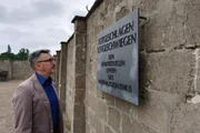 Dr. Klaus Mueller, der Europarepr&auml;sentant des United States Holocaust Memorial Museums, hat Josef Kohouts Rosa Winkel in Wien aufgetrieben.