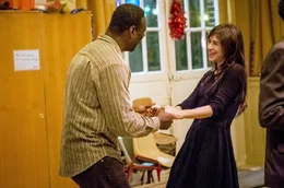 Omar Sy (Samba) und Charlotte Gainsbourg (Alice) in "Heute bin ich Samba" von Eric Toledano und Olivier Nakache