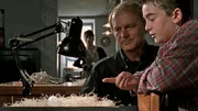 Nerino zeigt Don Matteo seinen selbstgebauten Inkubator, in dem er ein Gaenseei ausbruetet. (Terence Hill, Claudio Ricci, v.l.)