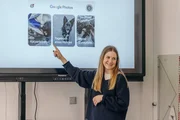 Anhand ihres eigenen Hundes erklärt Charlotte (35) die Fehleranfälligkeit von Künstlicher Intelligenz. Anhand ihres eigenen Hundes erklärt Charlotte (35) die Fehleranfälligkeit von Künstlicher Intelligenz.