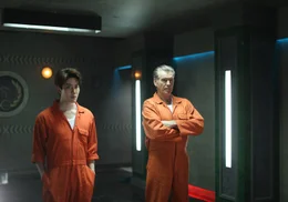 Dank Wicks (Mike Angelo, l.) Hackerqualit&auml;ten sind Richard (Pierce Brosnan, r.) und sein Team zum Tresor vorgedrungen.